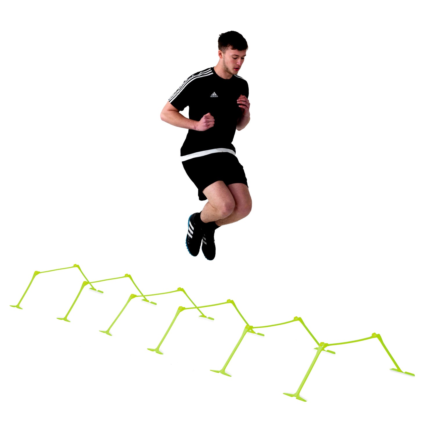 Jugador saltando una fila de vallas de entrenamiento regulables amarillas, sobre fondo blanco.