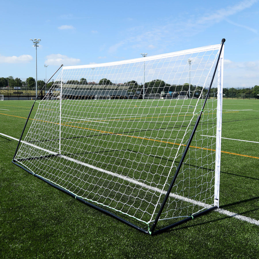 Portería KICKSTER Elite 370 x 180 cm vista desde detrás en ángulo en un campo de césped artificial, con el marco trasero negro.