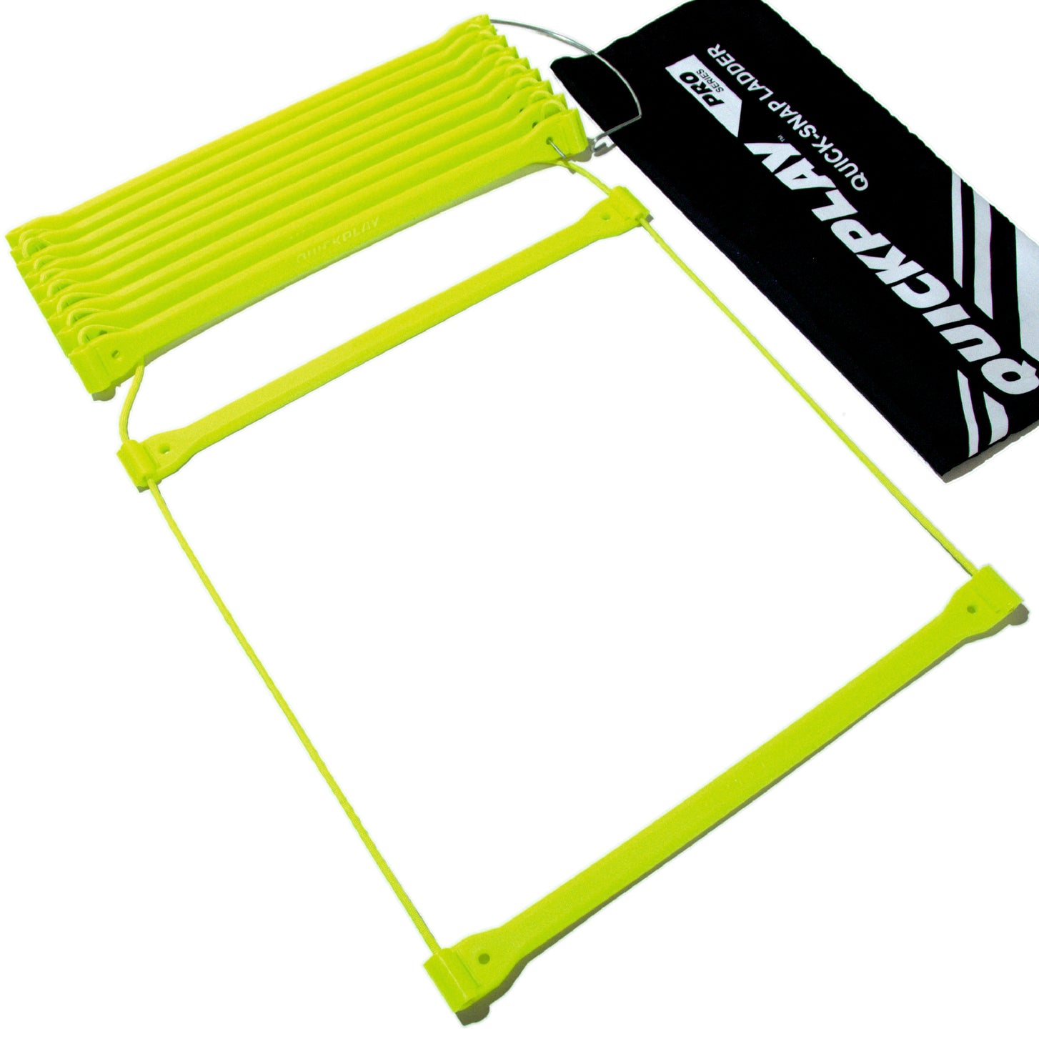 Escalera de agilidad sobre fondo blanco, con los peldaños apilados en un gancho de alambre junto a una bolsa negra QUICKPLAY QUICK-SNAP LADDER.
