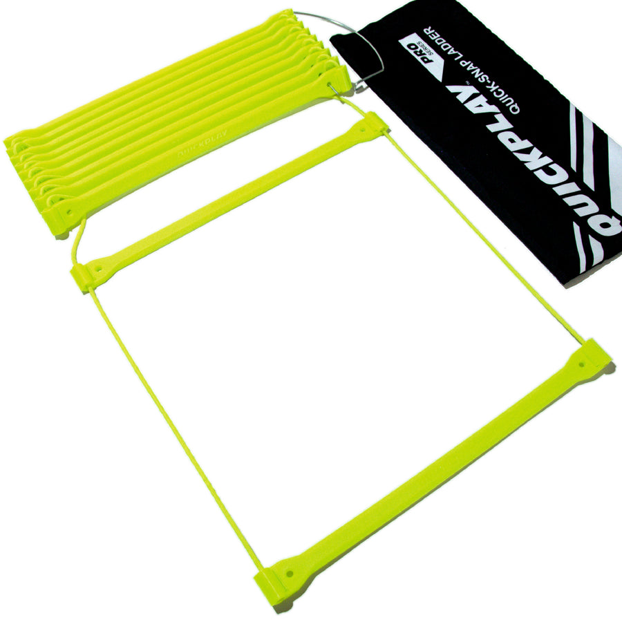Escalera de agilidad sobre fondo blanco, con los peldaños apilados en un gancho de alambre junto a una bolsa negra QUICKPLAY QUICK-SNAP LADDER.