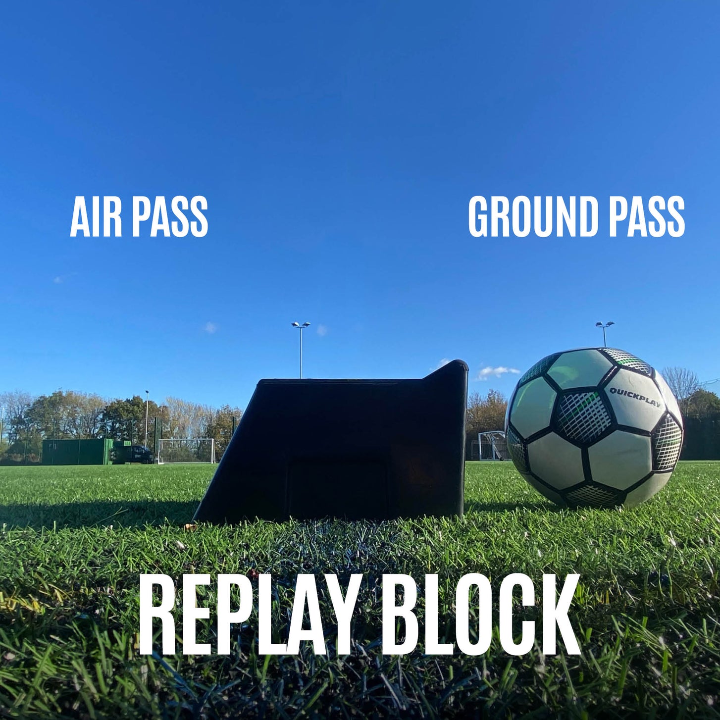 Tabla de rebote de doble ángulo REPLAY Block vista de lado a ras de suelo junto a un balón, con las etiquetas "air pass" y "ground pass".
