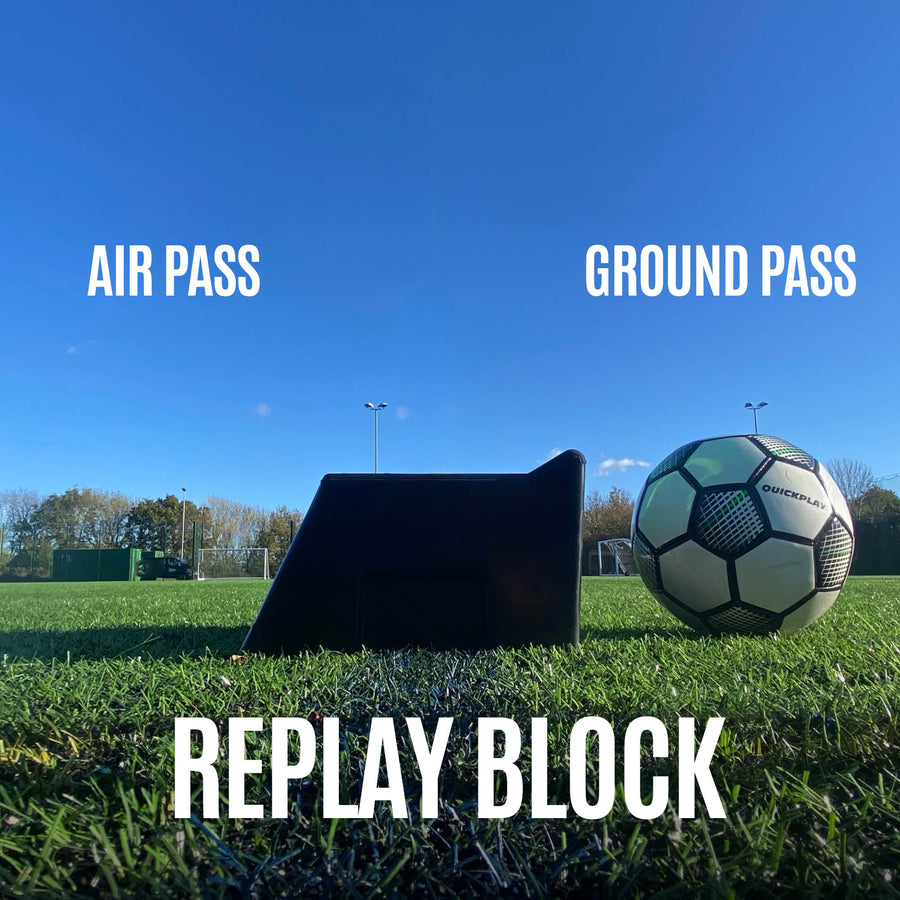 Tabla de rebote de doble ángulo REPLAY Block vista de lado a ras de suelo junto a un balón, con las etiquetas "air pass" y "ground pass".