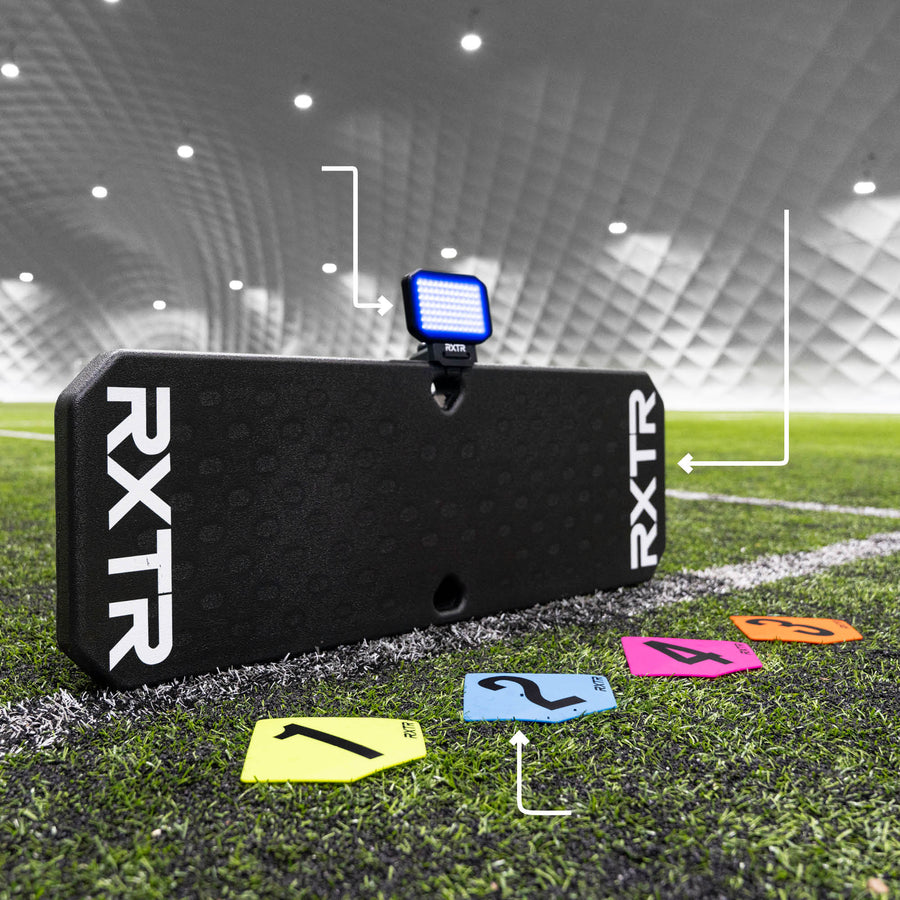 Rebotador de fútbol RXTR Pro Coach con una luz azul, con flechas que señalan la luz, el extremo de la tabla y los marcadores de suelo del 1 al 4.
