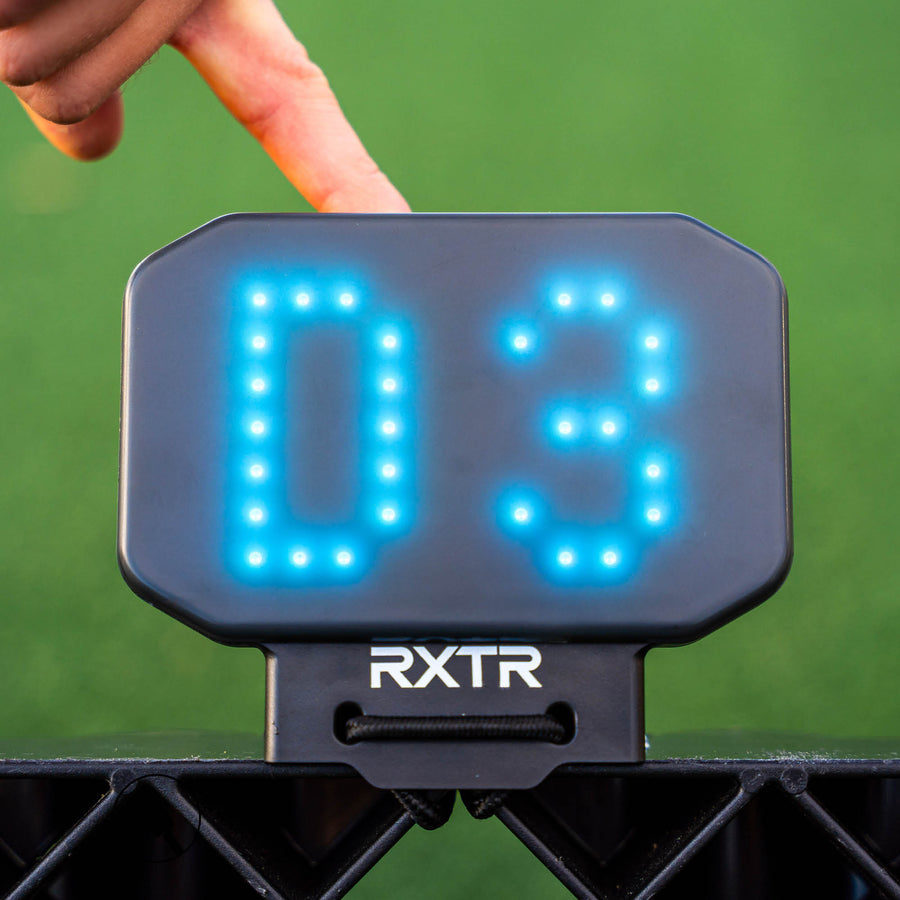 Primer plano de la luz de reacción RXTR que muestra D3 en azul, con un dedo a punto de tocarla.