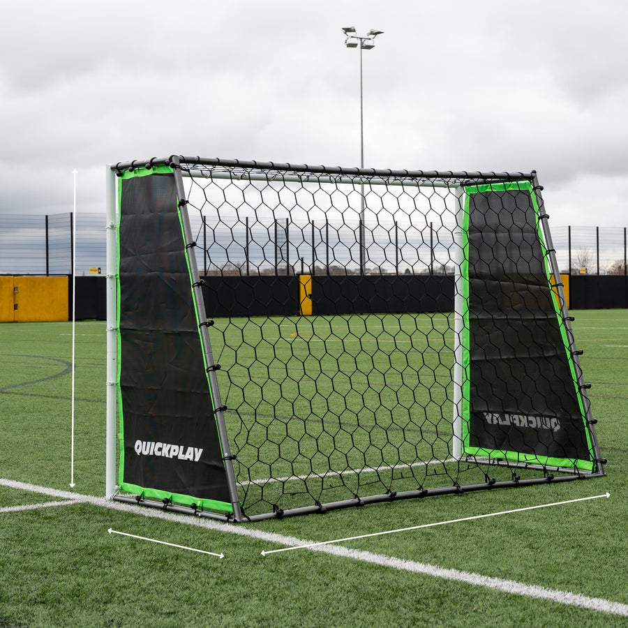 Portería TEKKERS GS Trainer en un campo de césped artificial, con líneas blancas que marcan su altura, anchura y profundidad.