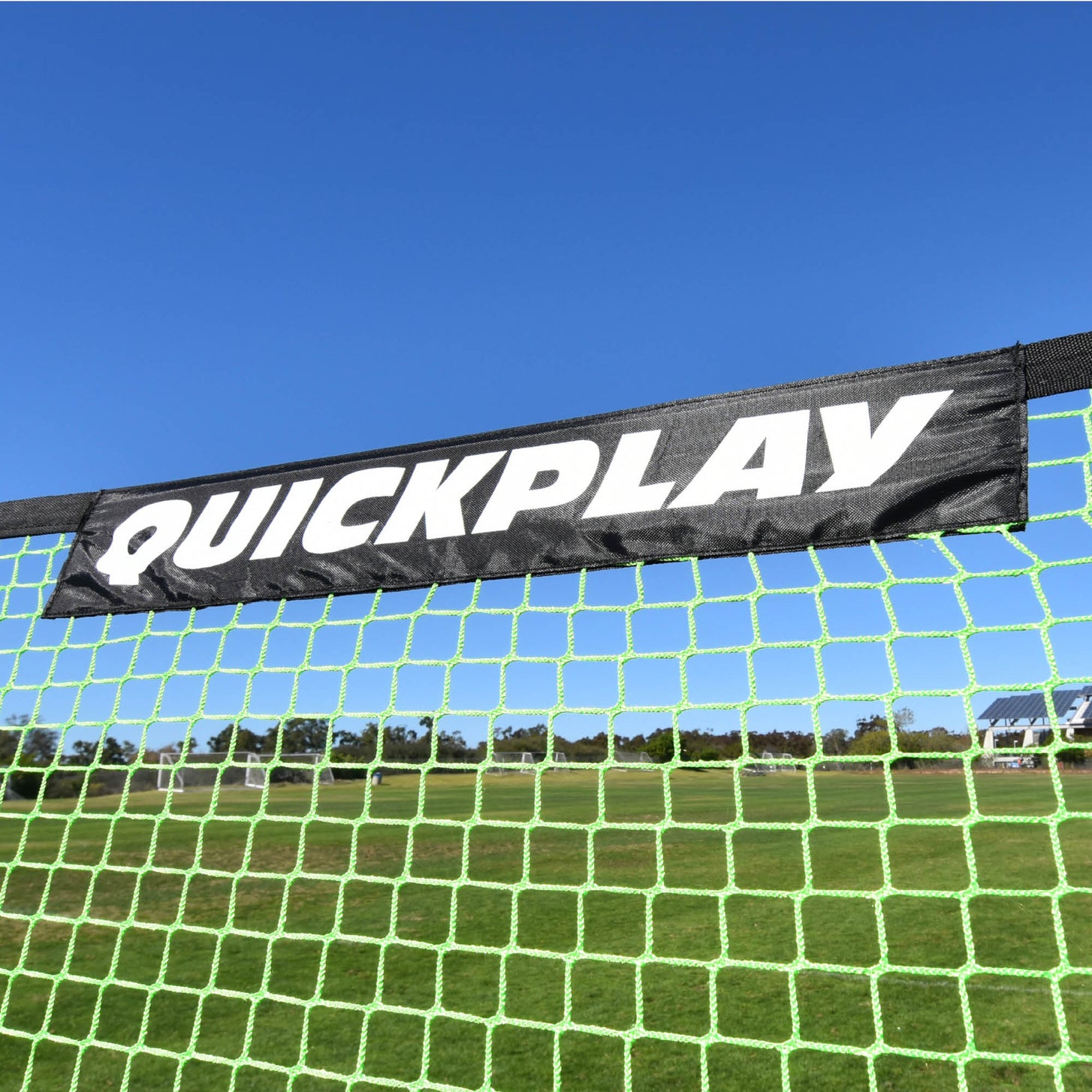Primer plano de la tira negra QUICKPLAY en la parte superior de la red verde del TEKKERS Net 150 x 100 cm.