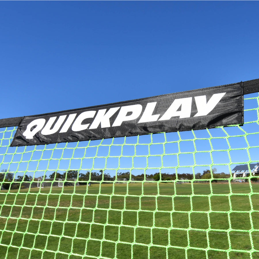 Primer plano de la tira negra QUICKPLAY en la parte superior de la red verde del TEKKERS Net 150 x 100 cm.