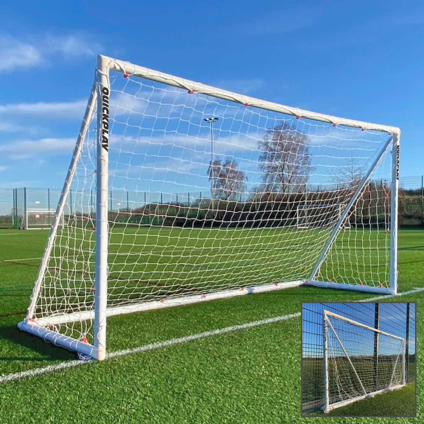 Portería de fútbol plegable Q-FOLD 370 x 180 cm con marco y red blancos en un campo de césped artificial, con un recuadro de la portería plegada en plano.