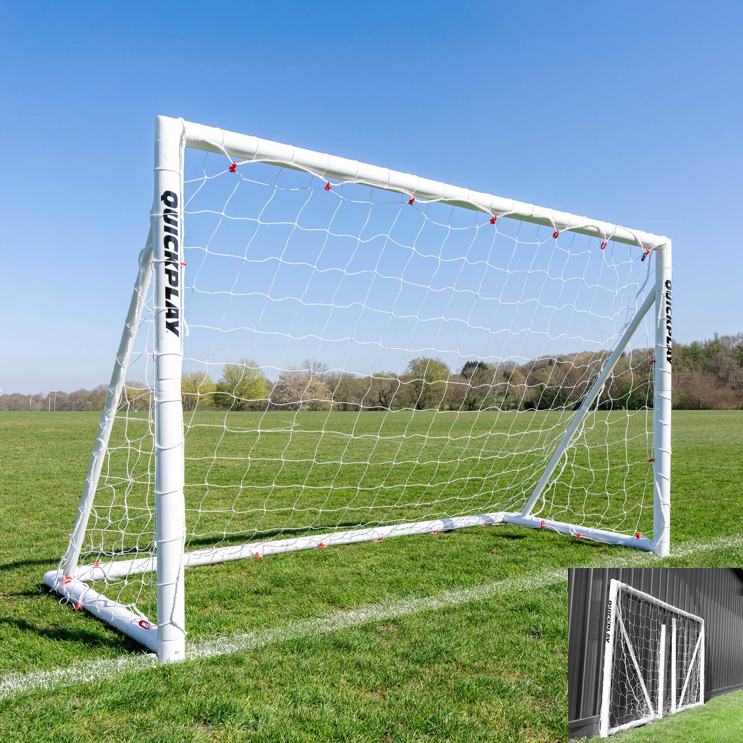 Portería de fútbol plegable Q-FOLD 240 x 150 cm en un campo de hierba, con un pequeño recuadro de la portería plegada en plano.