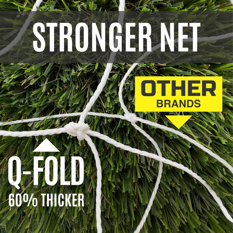 Primer plano del cordón de la red de la portería de fútbol Q-FOLD 240 x 150 cm sobre césped artificial, comparado con otras marcas, con el texto "60% thicker".