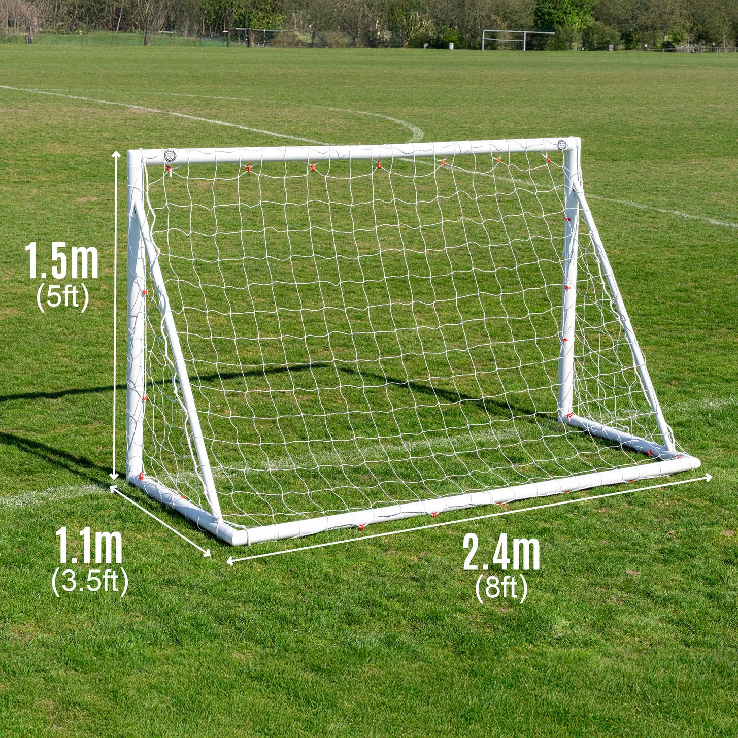 Tabla de medidas de la portería de fútbol Q-FOLD 240 x 150 cm sobre hierba: 240 cm de ancho, 150 cm de alto, 110 cm de fondo.