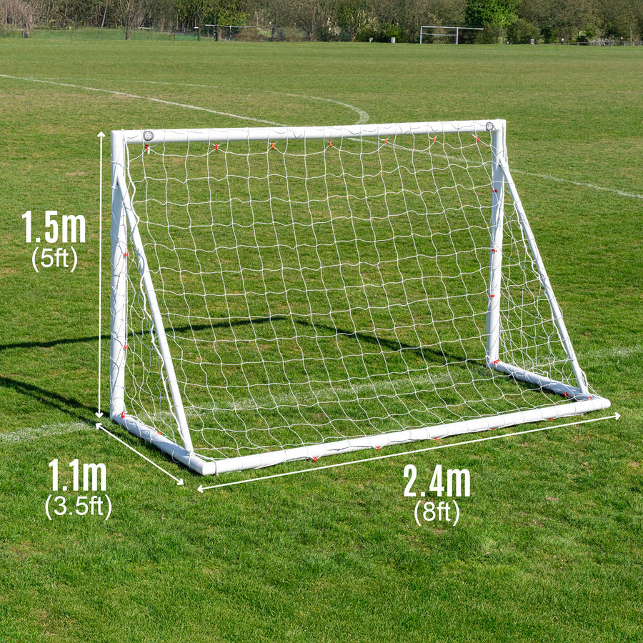 Tabla de medidas de la portería de fútbol Q-FOLD 240 x 150 cm sobre hierba: 240 cm de ancho, 150 cm de alto, 110 cm de fondo.