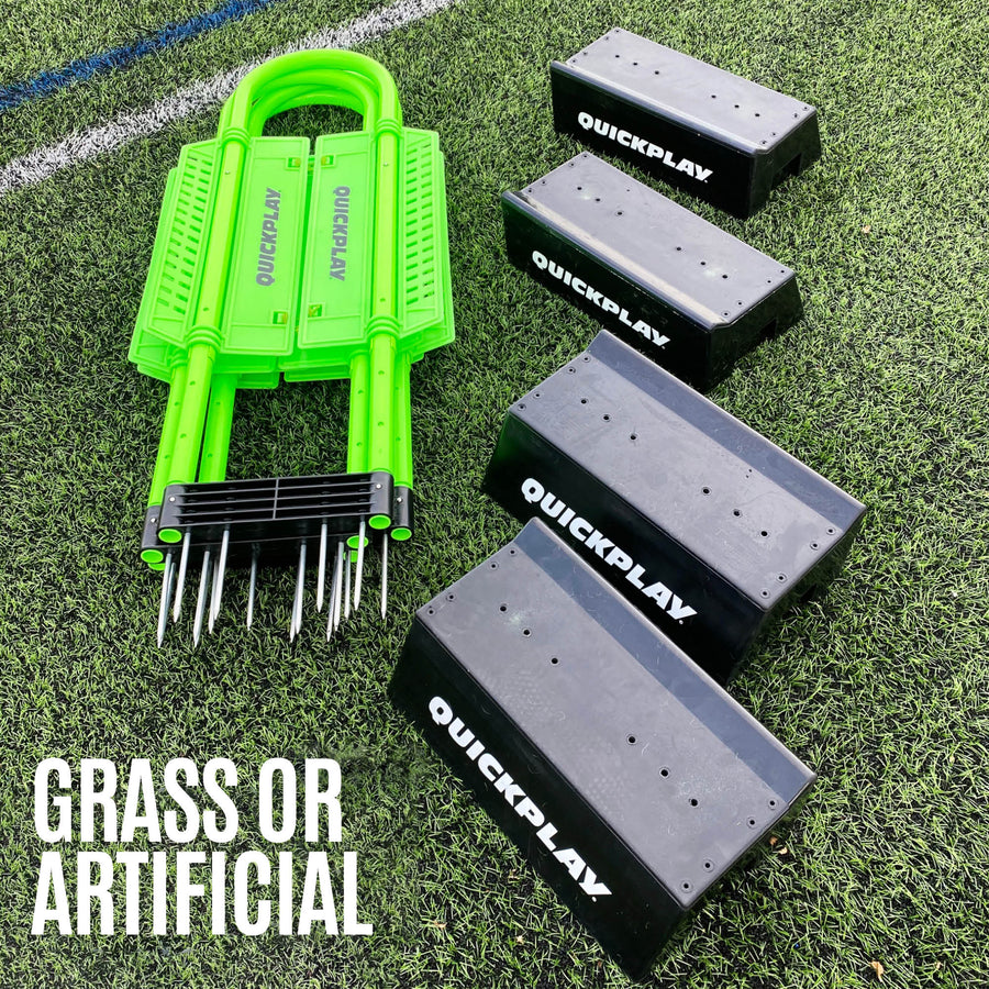 Maniquí de defensa REPLAY con base de rebote Block, piezas: un maniquí verde plegado con pinchos metálicos y cuatro bases negras, con el texto "grass or artificial".
