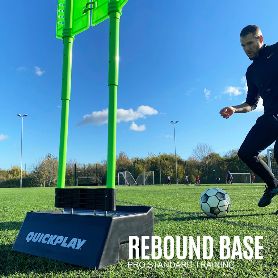 Maniquí de defensa REPLAY con base de rebote Block, gráfico de la base de rebote: un jugador juega el balón contra una base negra que sostiene un maniquí verde.