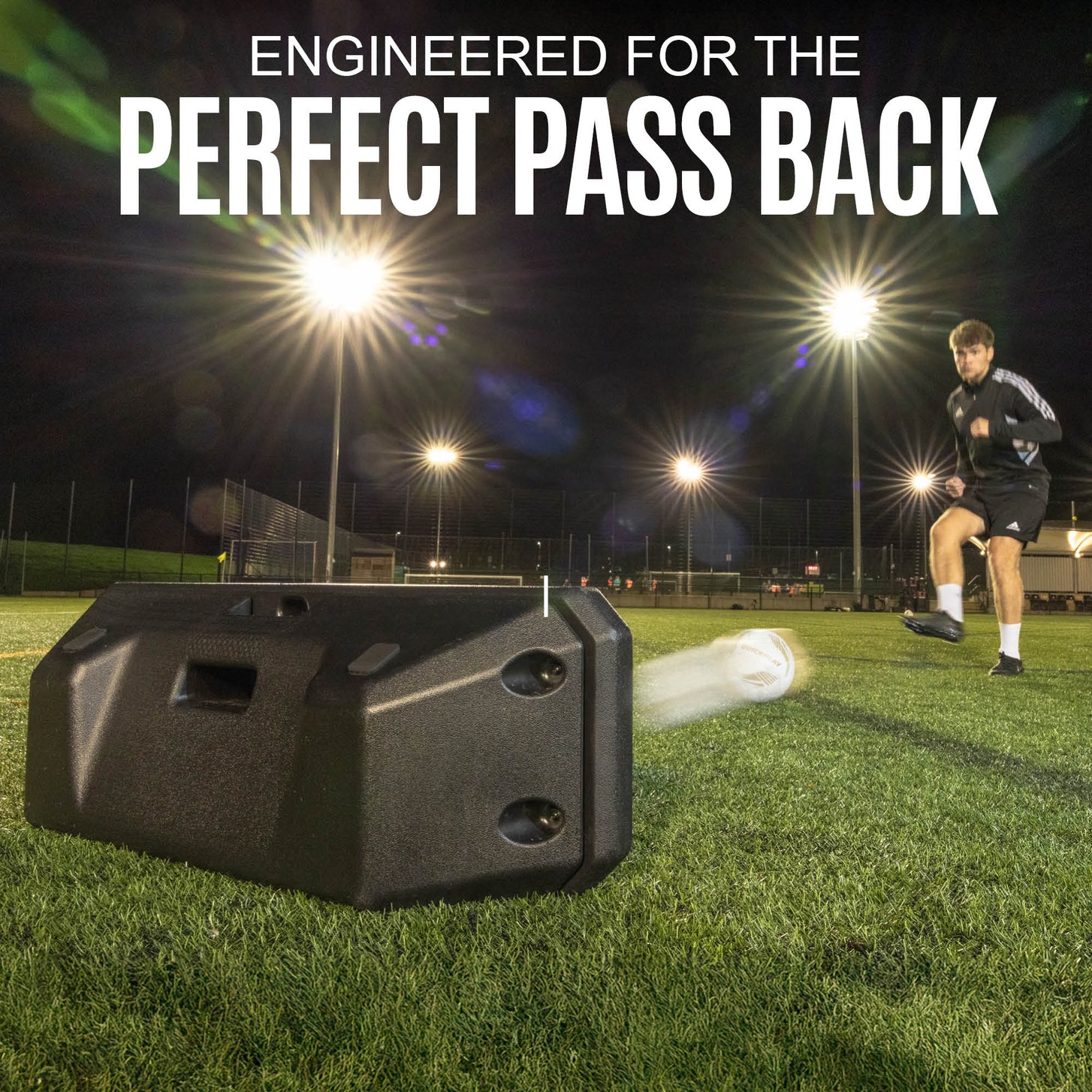 Gráfico de la REPLAY Boombox, "Engineered for the perfect pass back": jugador pasándole el balón en un campo iluminado por focos de noche.