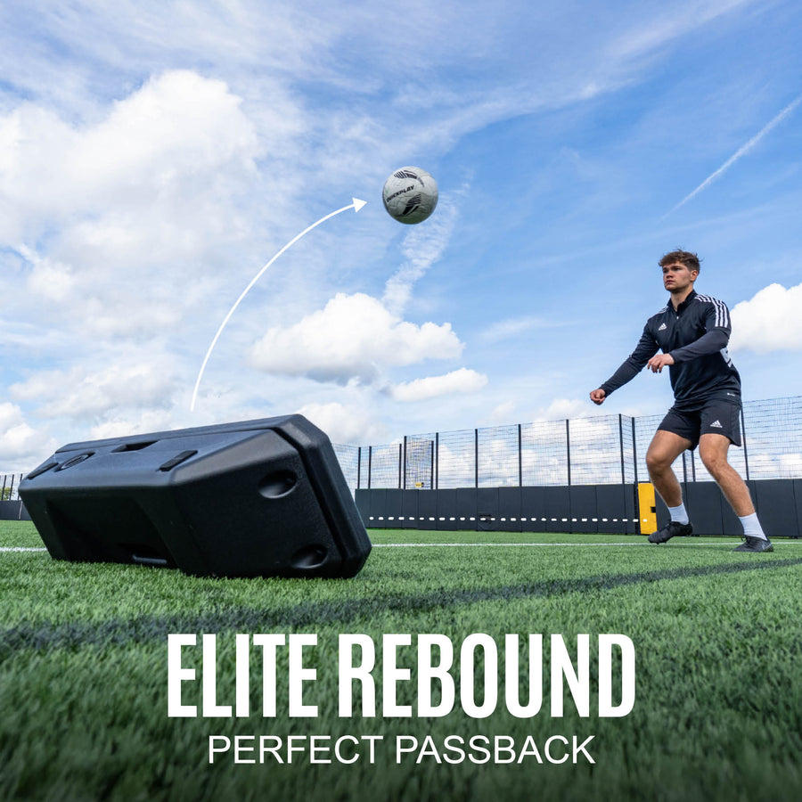 Gráfico de la REPLAY Boombox, "Elite rebound, perfect passback": un balón sale elevado de su lado inclinado hacia un jugador.