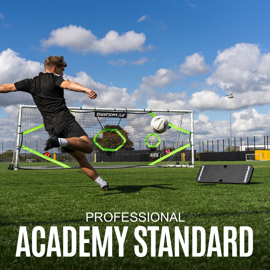 REPLAY Boombox junto a una portería con red de precisión mientras un jugador chuta, con el texto "Professional academy standard".