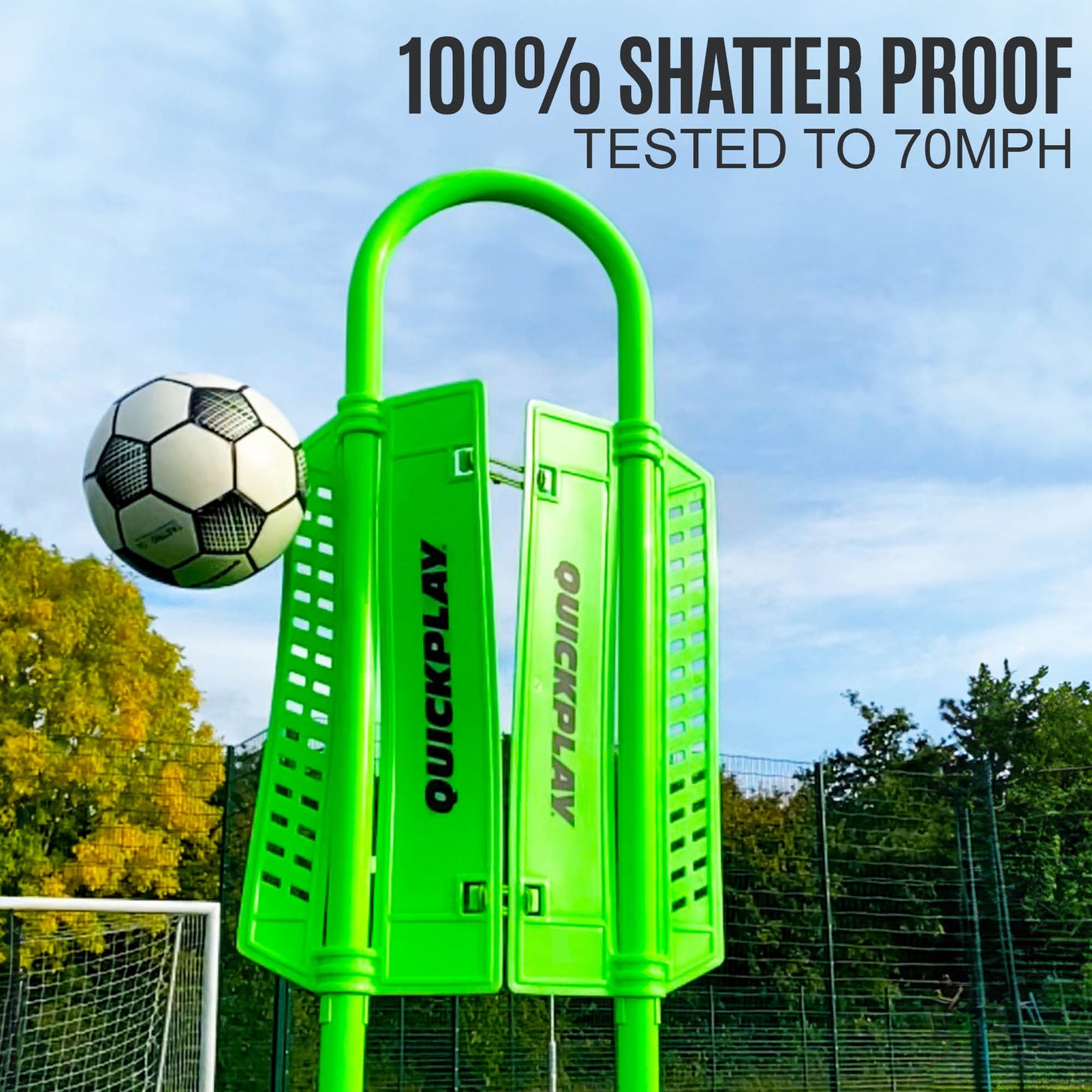 Maniquí de defensa REPLAY con base de rebote Block: primer plano de los paneles verdes del maniquí cuando los golpea un balón, con el texto "100% shatter proof".