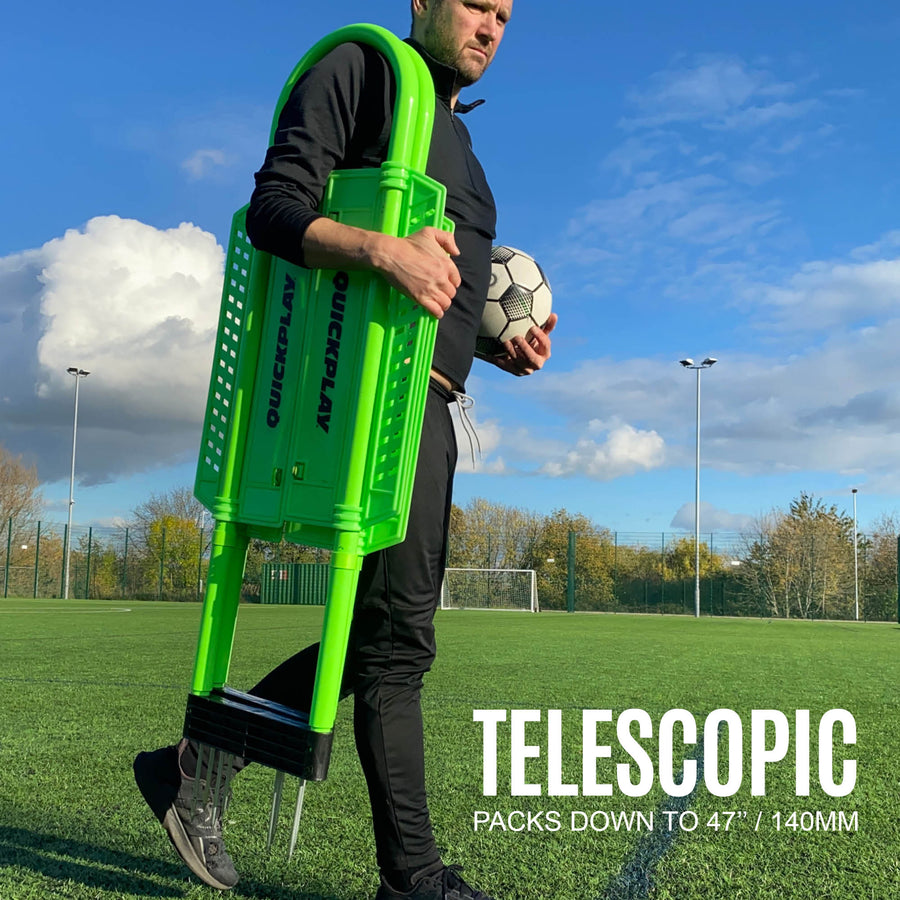 Maniquí de defensa REPLAY recogido y llevado bajo el brazo por un jugador con un balón en la otra mano, con el texto "telescopic".