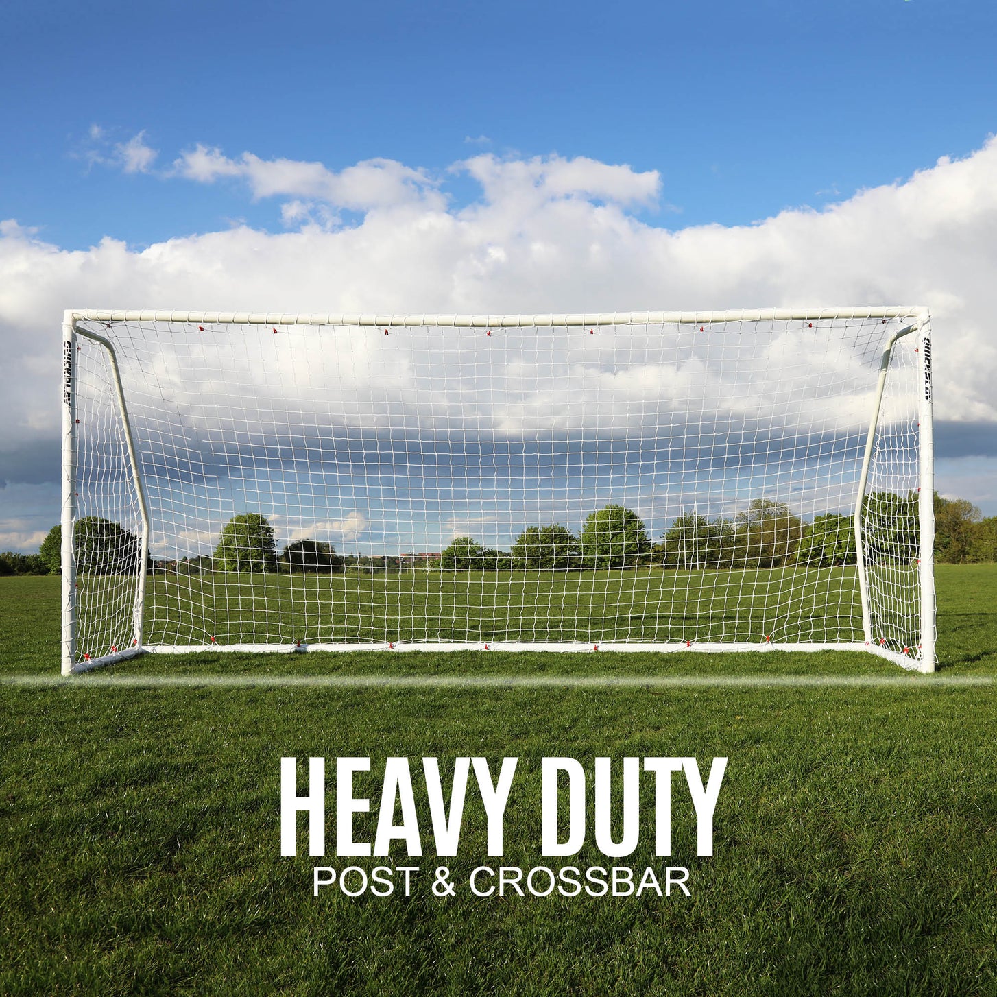Q-FOLD Match 370 x 180 cm vista de frente en un campo de hierba, con el texto "Heavy duty post & crossbar".