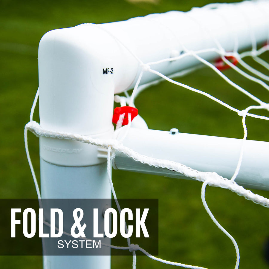 Primer plano de una unión de esquina blanca y un clip rojo de red de la Q-FOLD Match 370 x 180 cm, con el texto "Fold & lock system".