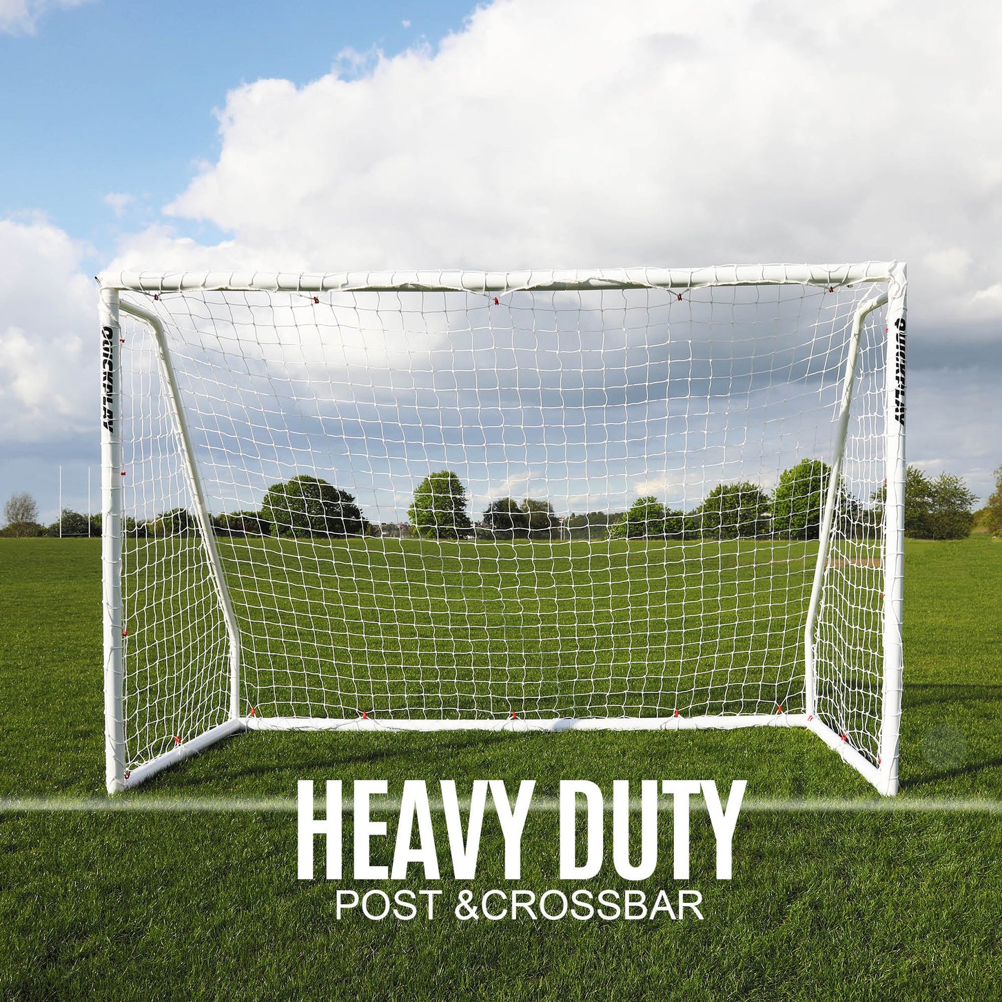 Q-FOLD Match 300 x 200 cm vista de frente, sobre hierba, con el texto "Heavy duty post & crossbar".