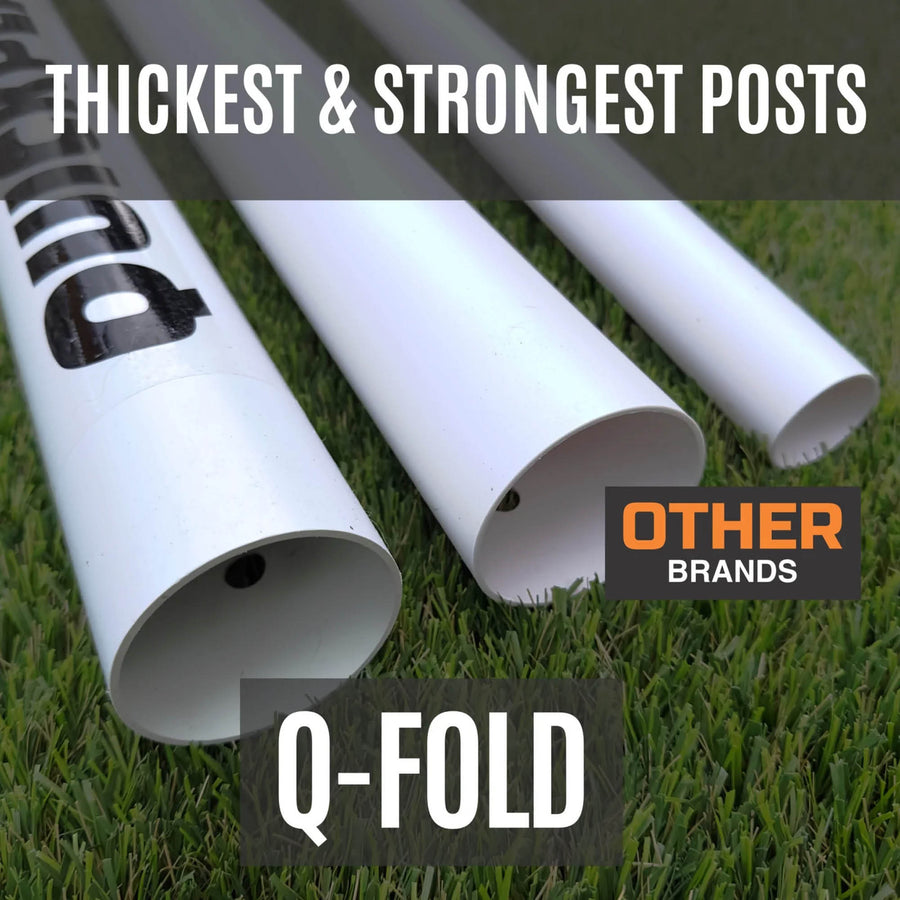 Gráfico comparativo de la Q-FOLD Match 300 x 200 cm: el extremo grueso de un poste blanco Q-FOLD junto a postes más finos con la etiqueta "Other brands".