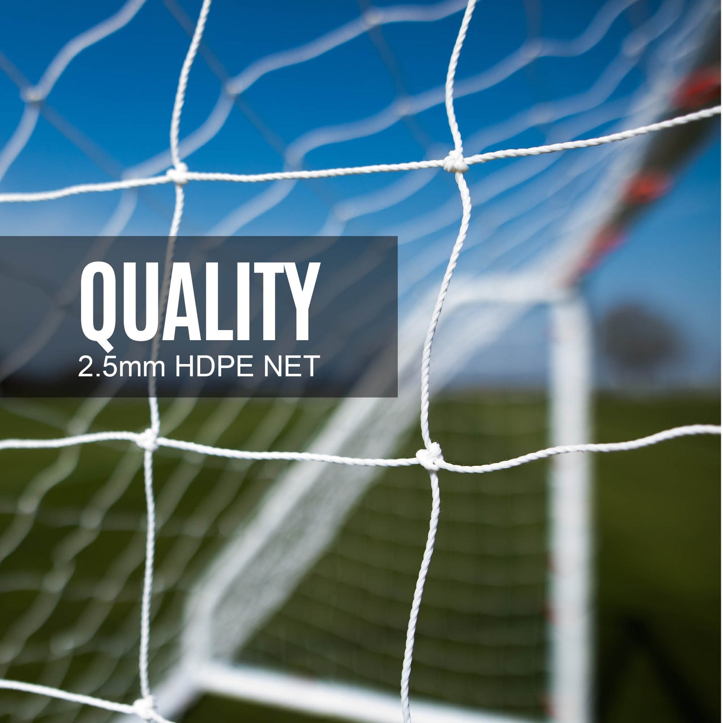 Primer plano de la red blanca de la Q-FOLD Match 300 x 200 cm, con el texto "Quality 2.5mm HDPE net".