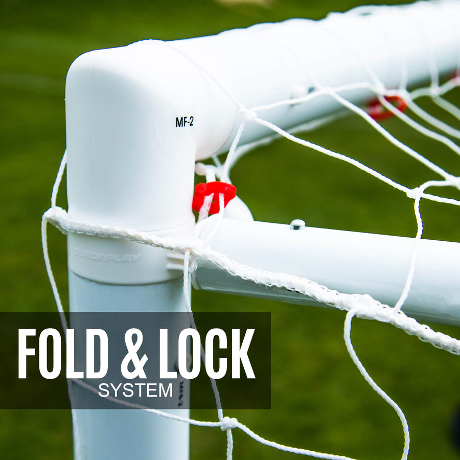 Primer plano de una unión de esquina blanca de la Q-FOLD Match 300 x 200 cm con un clip rojo de red, con el texto "Fold & lock system".