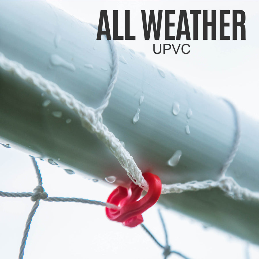Primer plano de un larguero blanco mojado y un clip rojo de red de la Q-FOLD Match 300 x 200 cm, con el texto "All weather uPVC".