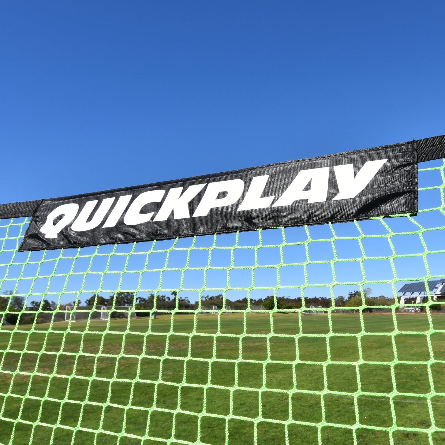 Primer plano de la banda negra QUICKPLAY a lo largo de la parte superior de la red verde del TEKKERS Trainer.