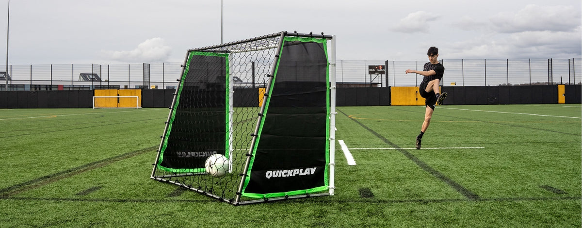 un jugador entrena con la TEKKERS GS Trainer, portería y rebotador 3 en 1.